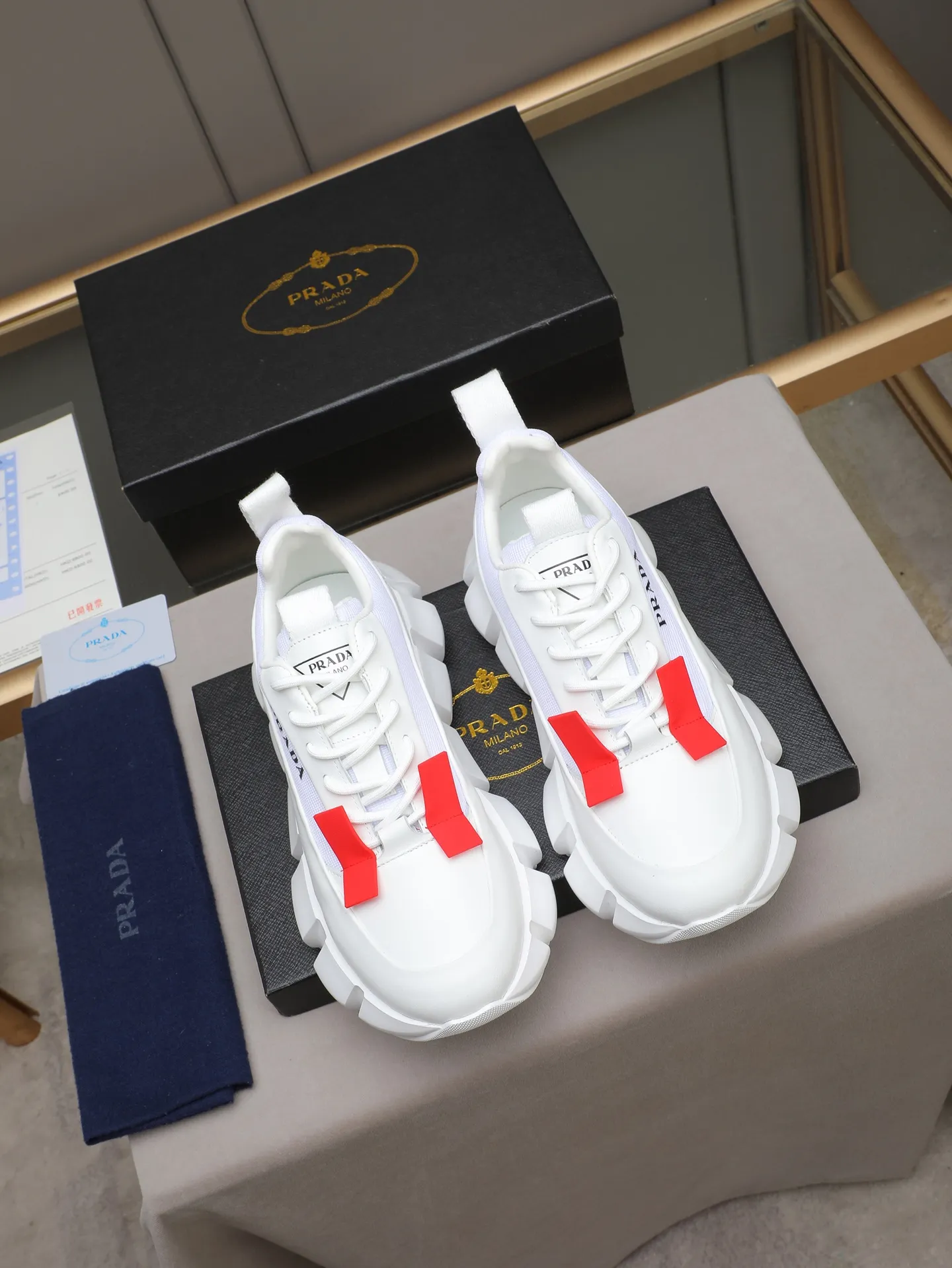 PP500 PRADA/Prada men's lace-up casual sports shoes, the upper is made of imported first-layer calfskin, soft, comfortable and breathable ➕ washed sheepskin lining! The tongue is decorated with the PRADA brand letter logo. The rubber thick sole echoes the red label tongue. The style is fashionable and elegant. The details are carefully crafted. A casual sports shoe with a super western style and excellent breathability!  Size: 38-44 (45 46 customized)